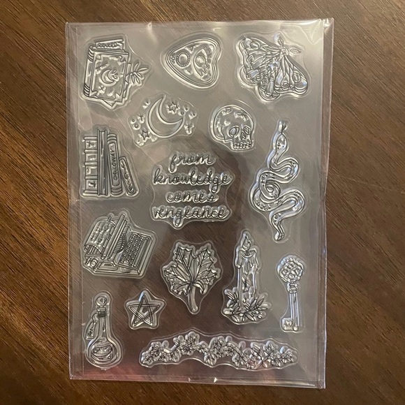 Illumicrate Exclusive Knowledge is Power Dark Academia Stamp Set - Picture 6 of 12